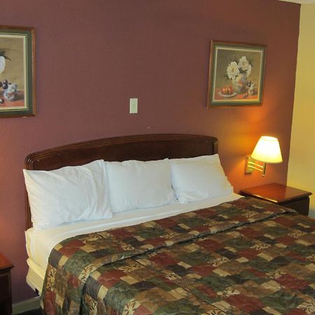 First Western Inn - Fairmont City Buitenkant foto