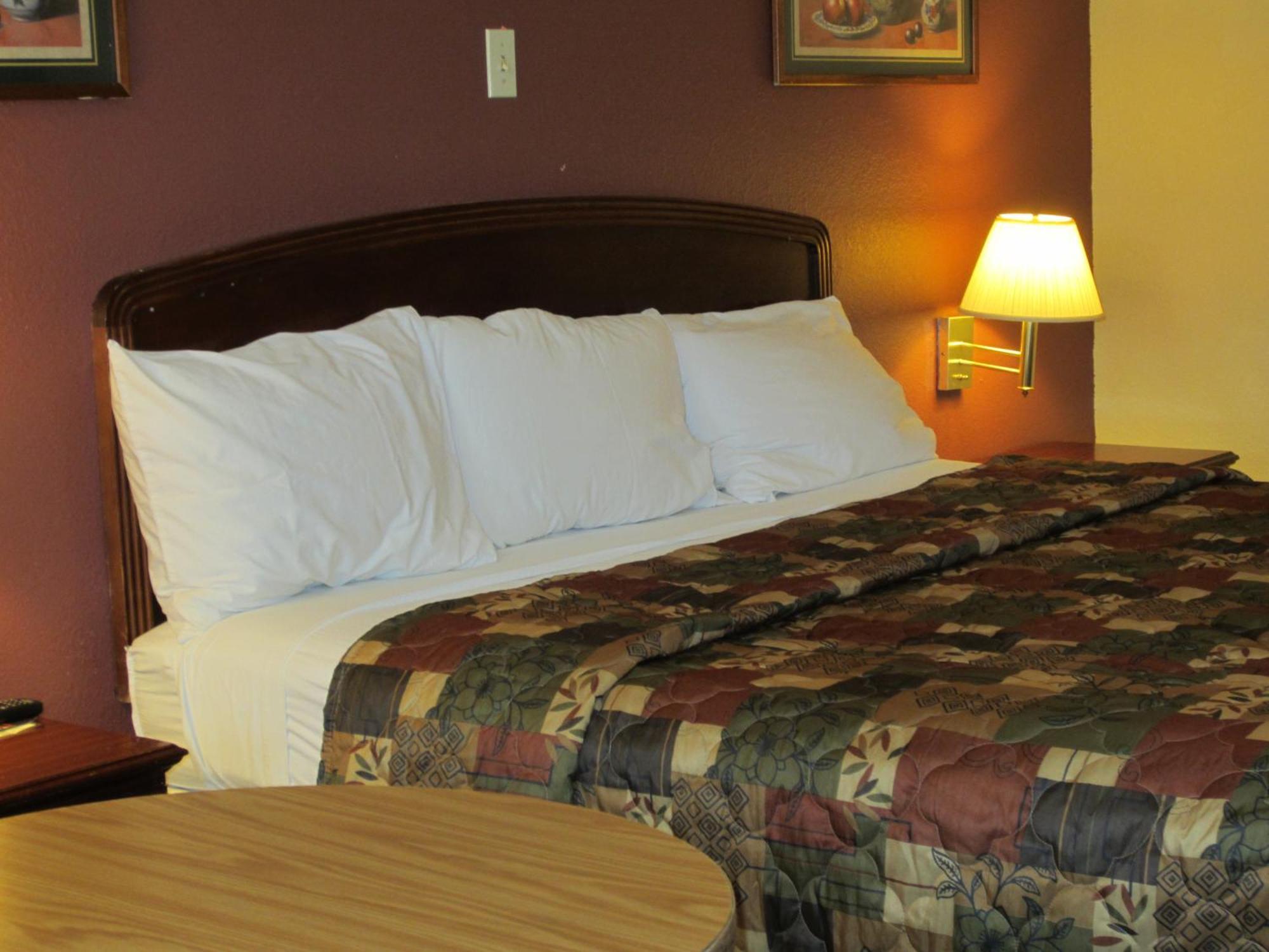 First Western Inn - Fairmont City Buitenkant foto