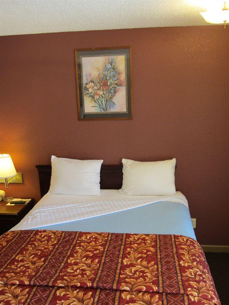 First Western Inn - Fairmont City Buitenkant foto