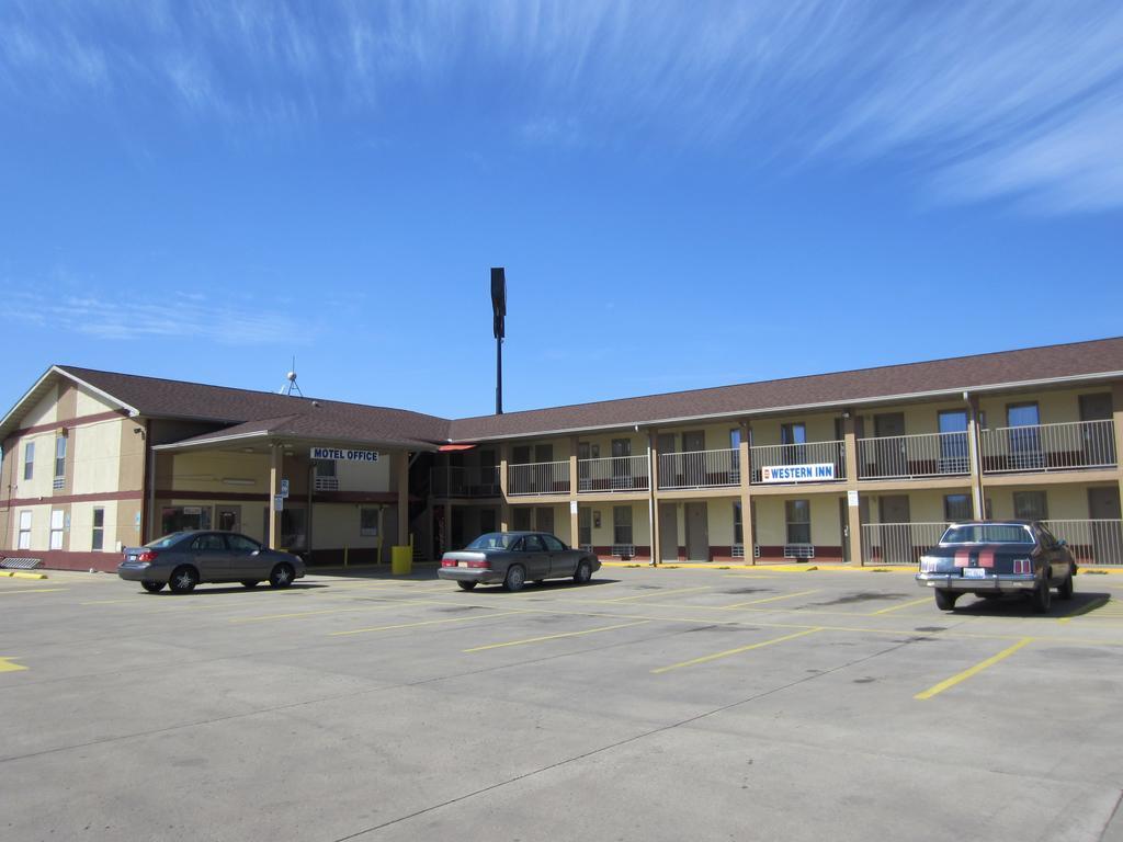 First Western Inn - Fairmont City Buitenkant foto