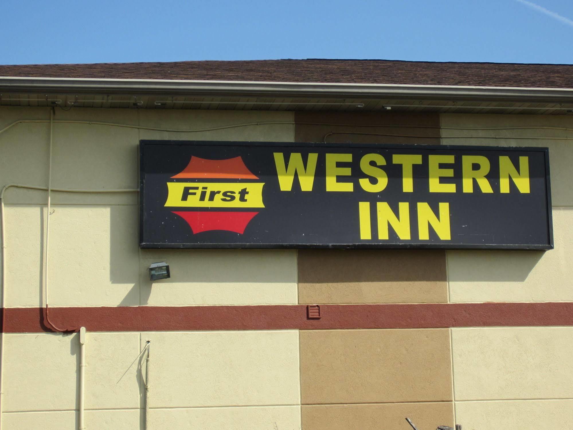 First Western Inn - Fairmont City Buitenkant foto