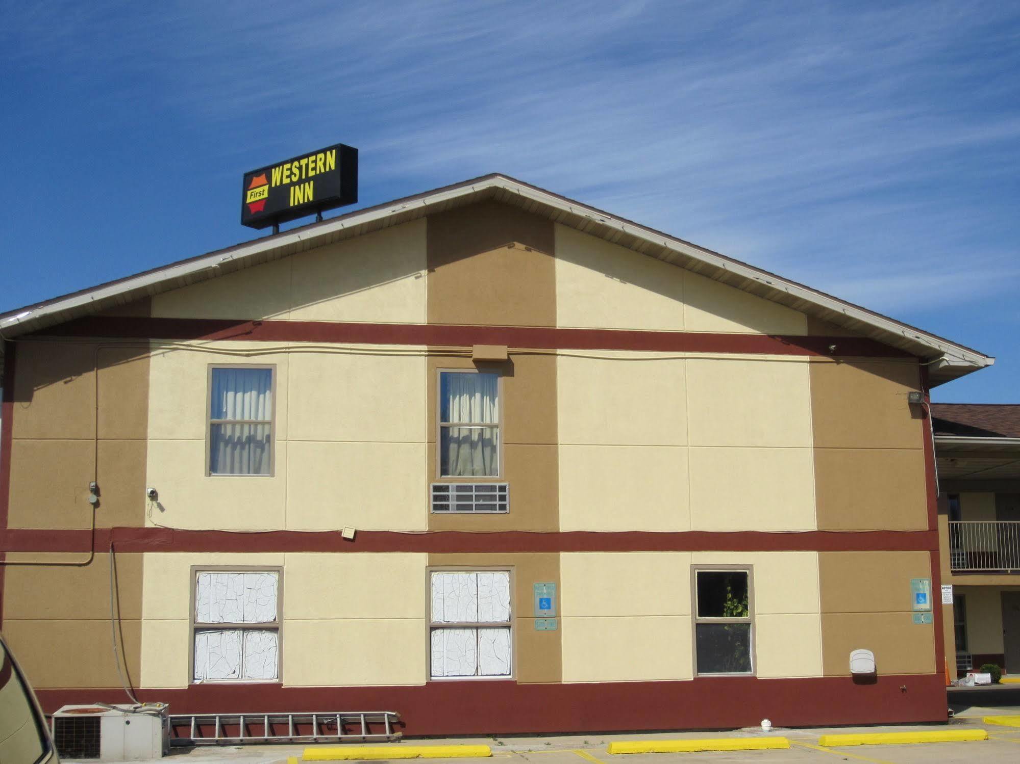 First Western Inn - Fairmont City Buitenkant foto