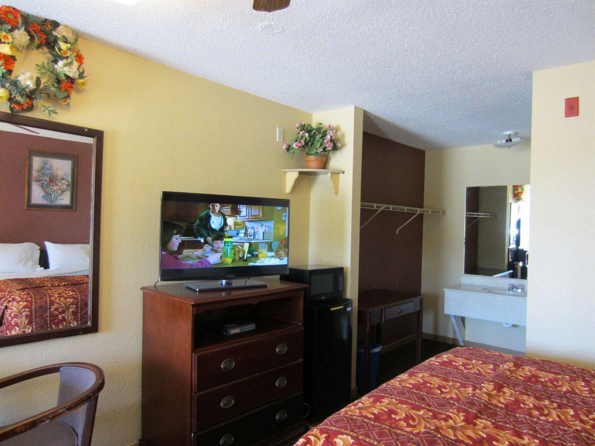 First Western Inn - Fairmont City Buitenkant foto