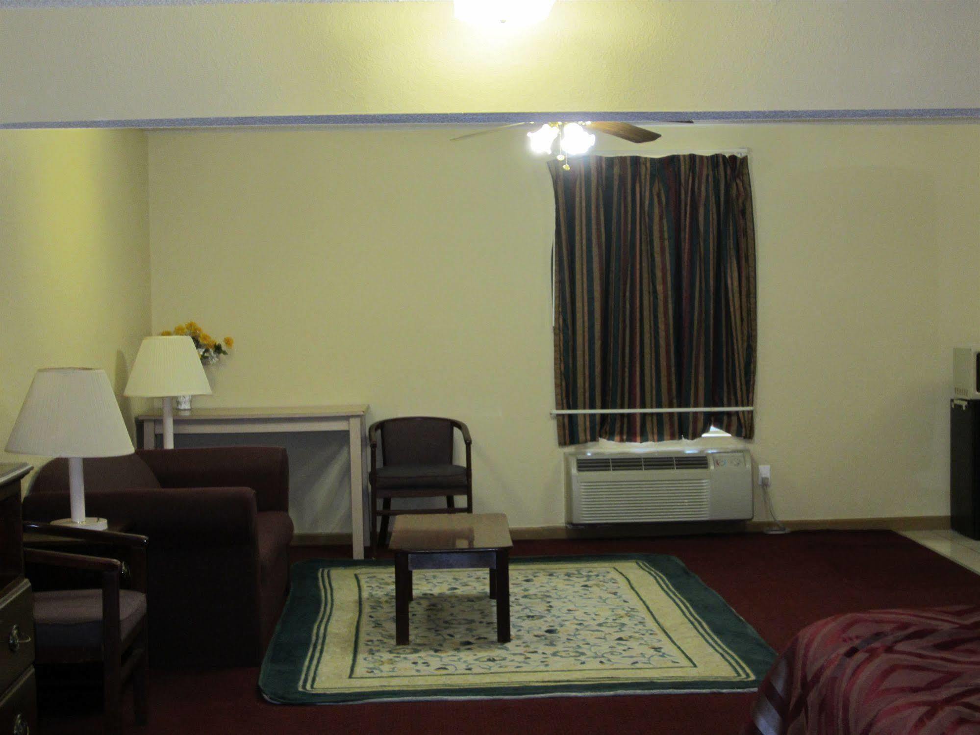 First Western Inn - Fairmont City Buitenkant foto