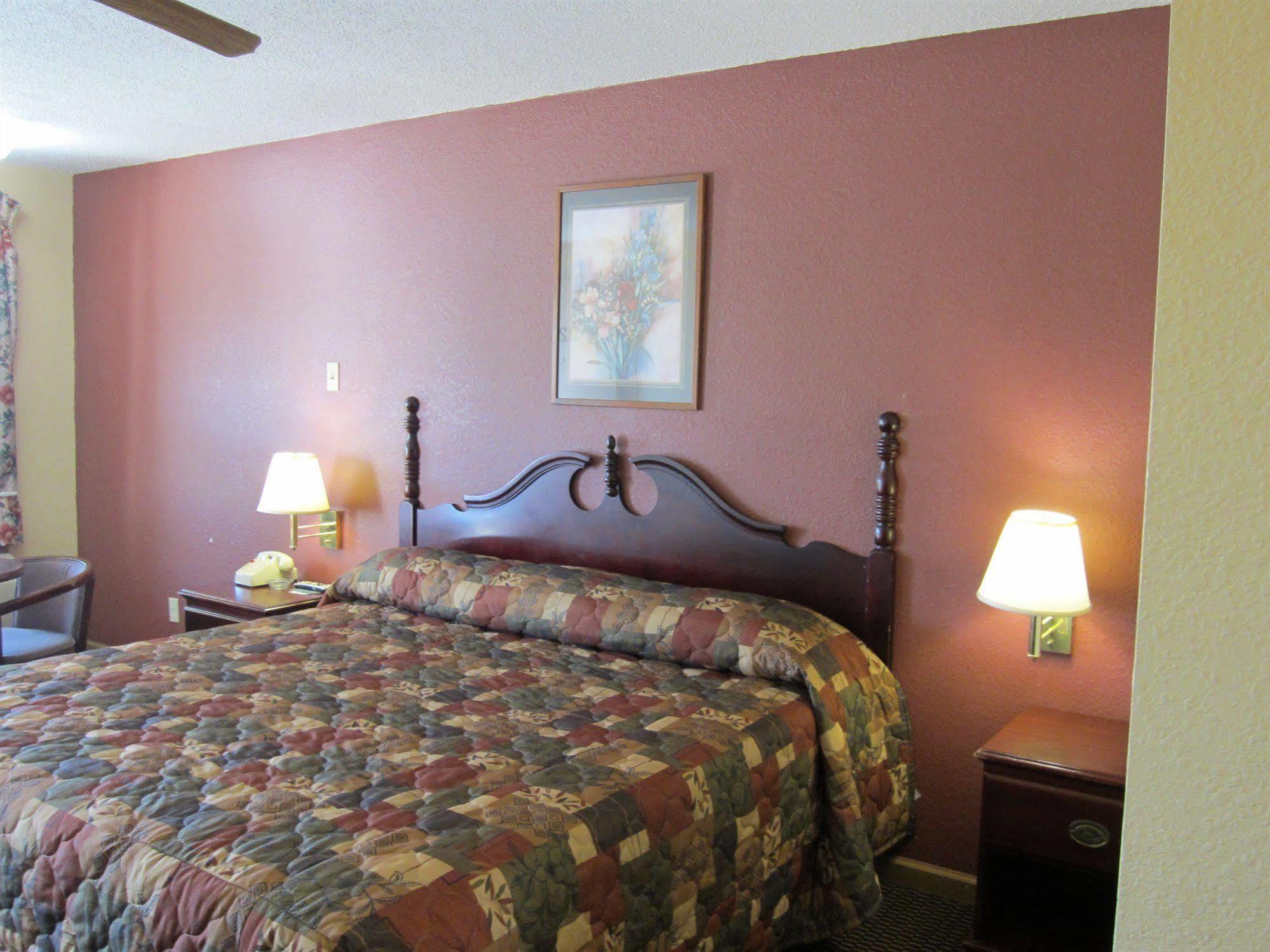 First Western Inn - Fairmont City Buitenkant foto