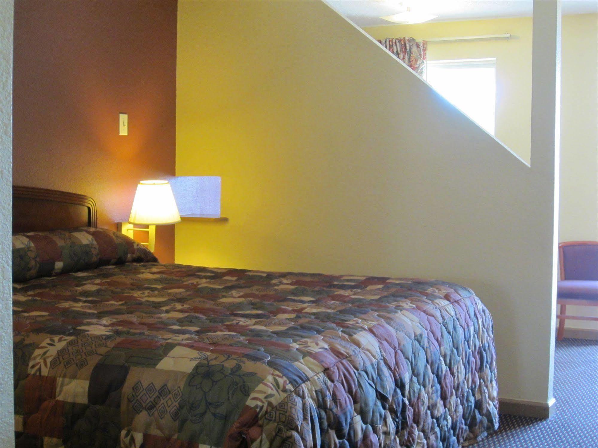 First Western Inn - Fairmont City Buitenkant foto