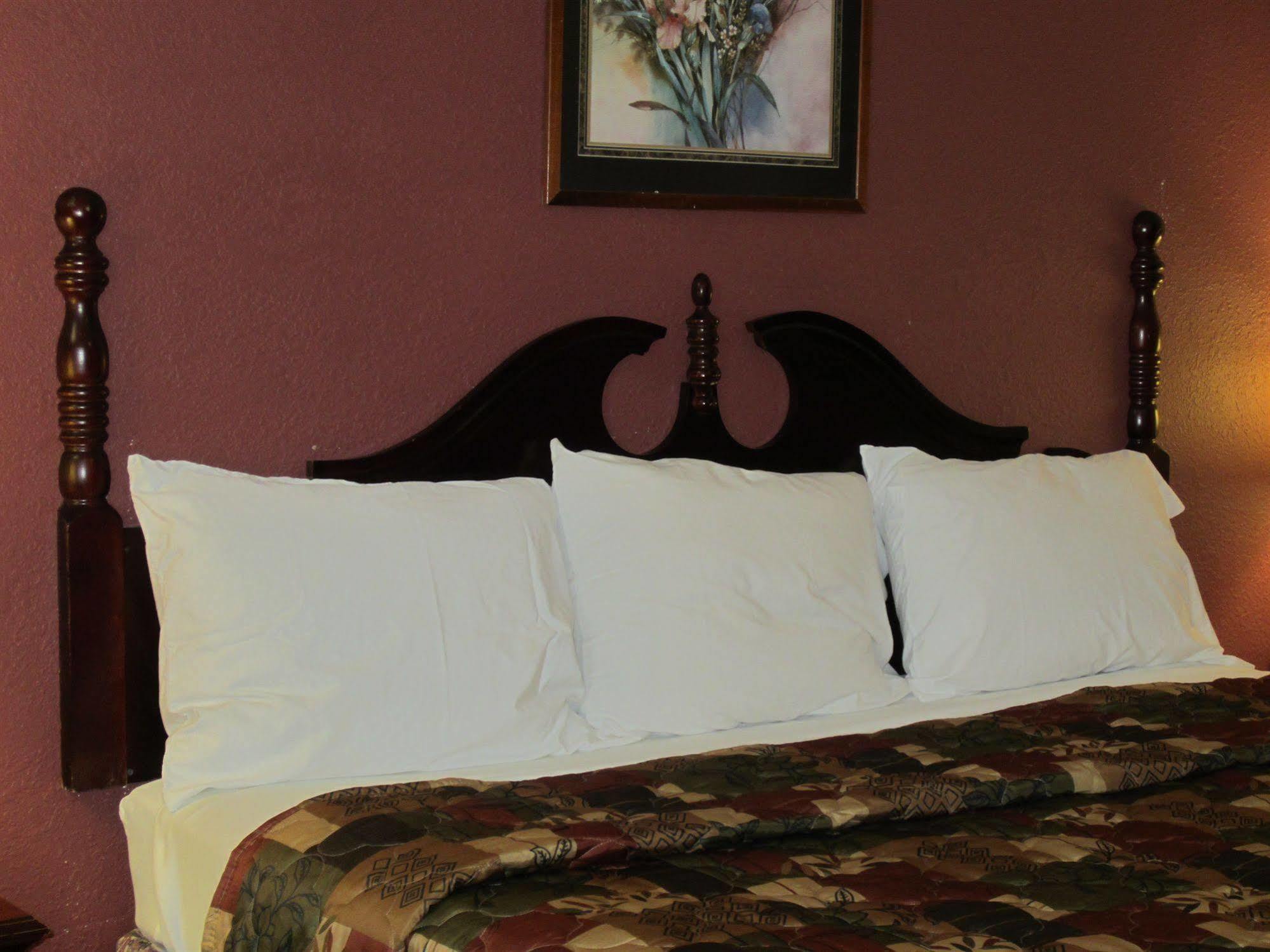 First Western Inn - Fairmont City Buitenkant foto