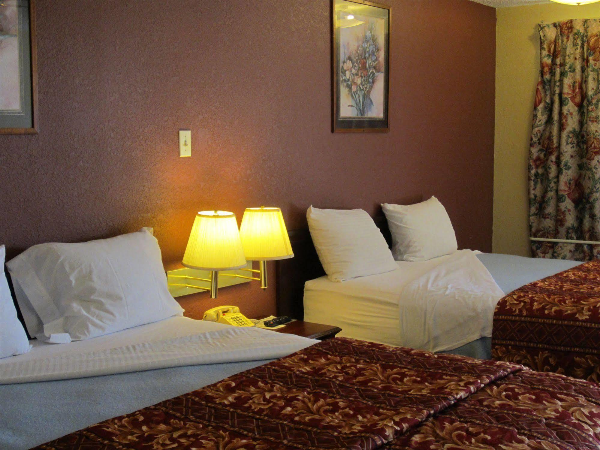 First Western Inn - Fairmont City Buitenkant foto